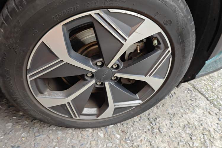 Used AION V 2023 Plus 70 Smart Edition Ternary Lithium Right Front Wheel Hub