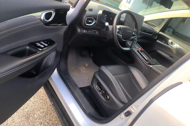 Used AION V 2023 Plus 70 Super Fast Charging Version Ternary Lithium Driver Seat