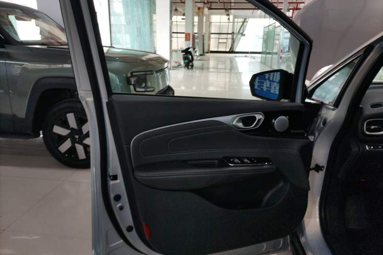 Used AION V 2023 Plus 70 Smart Tech Edition Lithium Iron Phosphate Interior 4