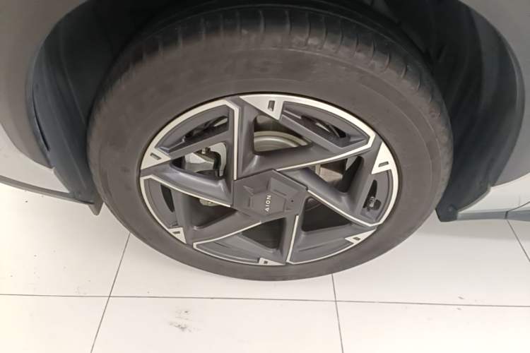 Used AION V 2023 Plus 70 Smart Enjoyment Seven-Seater Edition Ternary Lithium Left Front Wheel Hub