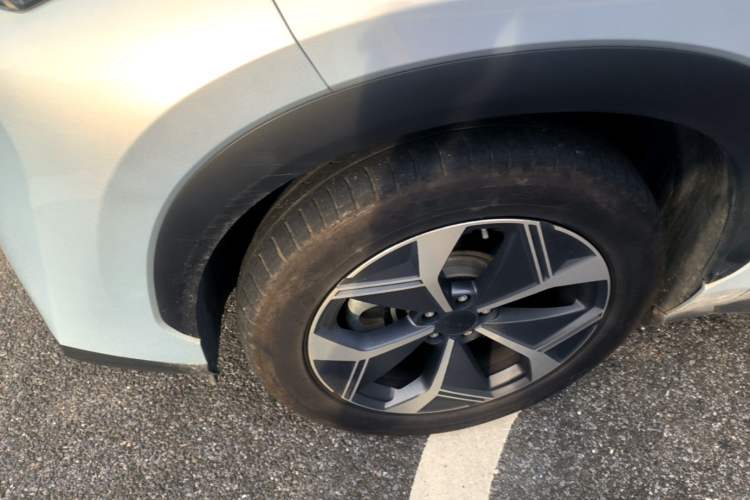 Used AION V 2023 Plus 70 Super Fast Charging Version Ternary Lithium Left Front Wheel Hub