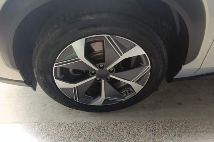 Used AION V 2023 Updated Plus 70 Intelligent Edition Lithium Iron Phosphate Left Front Wheel Hub