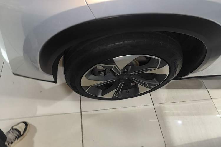 Used AION V 2023 Plus 70 Seven-seater Business Edition Left Front Wheel Hub