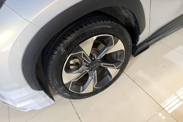 Used AION V 2023 Plus 80 Executive Edition Ternary Lithium Left Front Wheel Hub