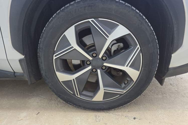 Used AION V 2023 Updated Plus 70 Intelligent Edition Ternary Lithium Right Front Wheel Hub