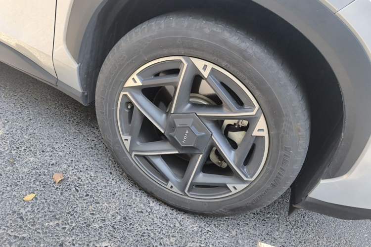 Used AION V 2023 Plus 70 Smart Enjoyment Seven-Seater Edition Ternary Lithium Right Front Wheel Hub