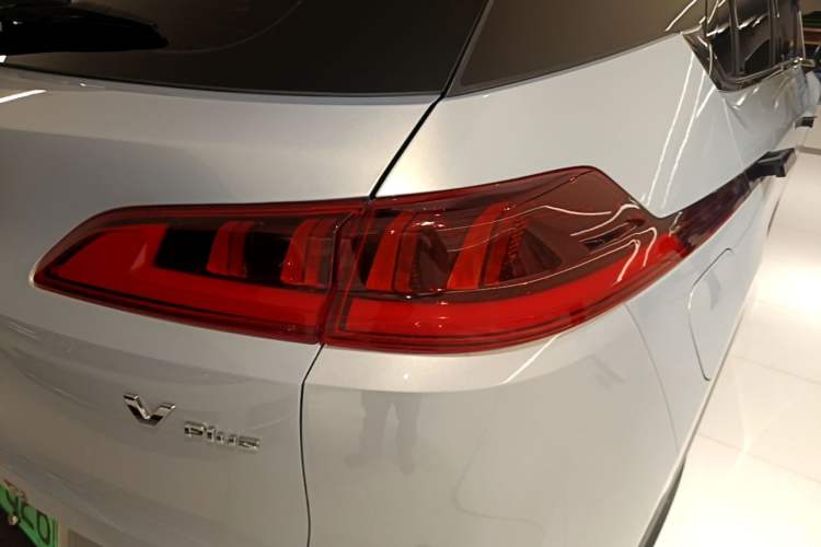 Used AION V 2023 Plus 70 Smart Enjoyment Seven-Seater Edition Ternary Lithium Right Rear Taillight
