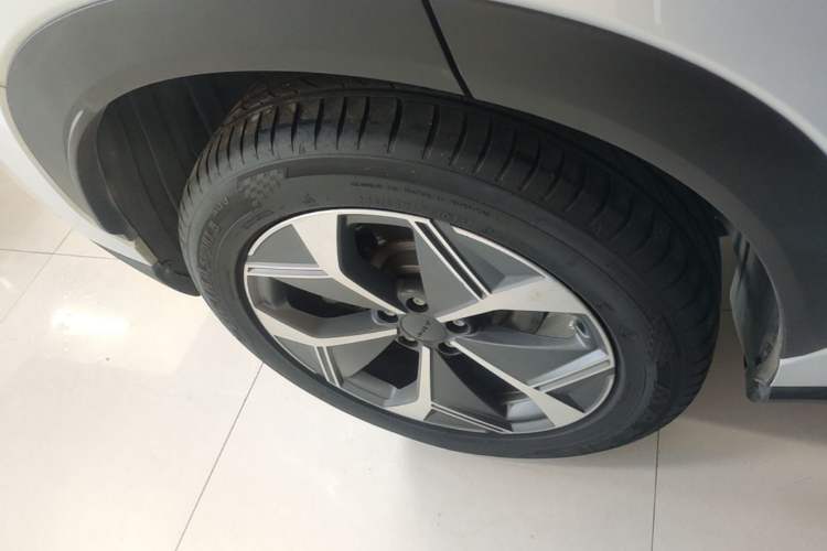 Used AION V 2023 Plus 70 Smart Tech Edition Lithium Iron Phosphate Right Rear Wheel Hub