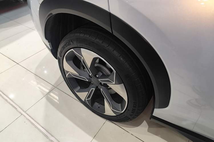 Used AION V 2023 Plus 70 Seven-seater Business Edition Right Rear Wheel Hub