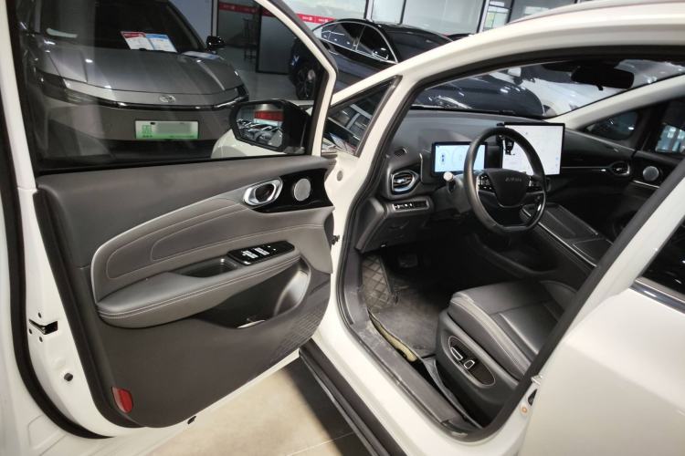 Used AION V 2023 Plus 70 Super Fast Charging Version Ternary Lithium Interior 3