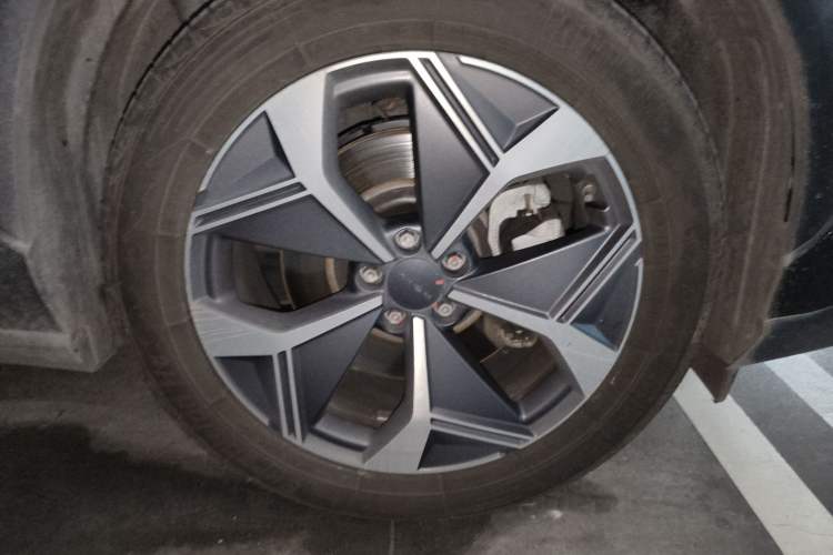 Used AION V 2024 Plus 70 Star Edition Lithium Iron Phosphate Right Front Wheel Hub