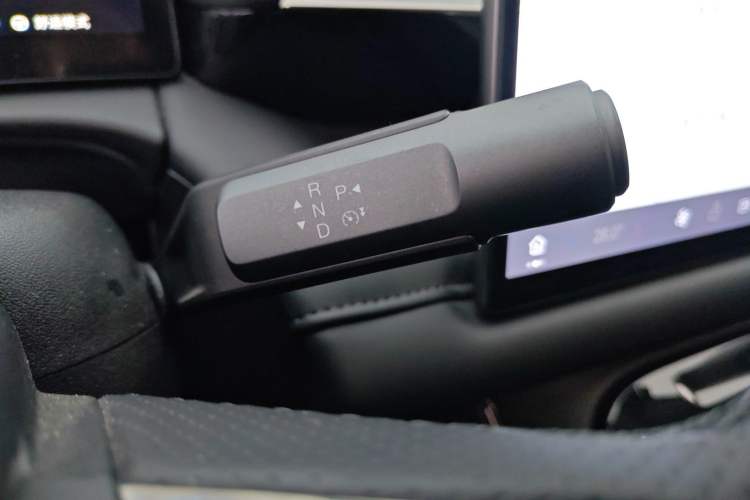 Used AION V 2024 Aion Tyrannosaurus 650 Smart Luxury Edition Gear Lever