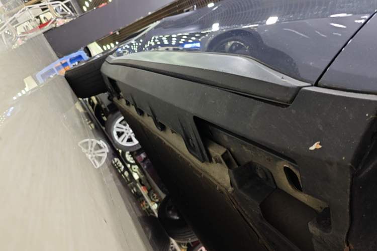 Used AION V 2024 Plus 70 Star Edition Lithium Iron Phosphate Right Side Sill