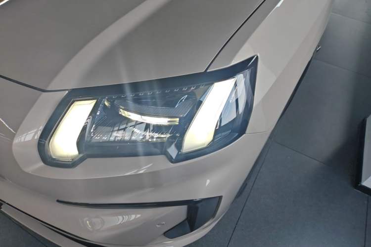 Used AION V 2024 Aion Tyrannosaurus 650 LiDAR Edition Left Front Headlight