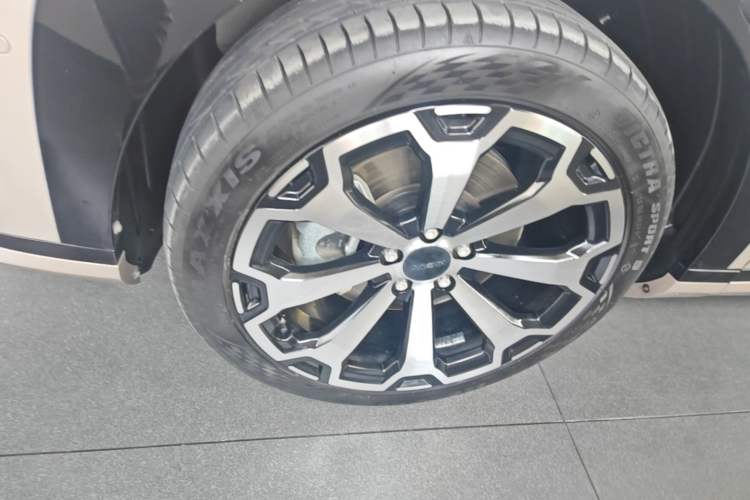 Used AION V 2024 Aion Tyrannosaurus 650 LiDAR Edition Left Front Wheel Hub