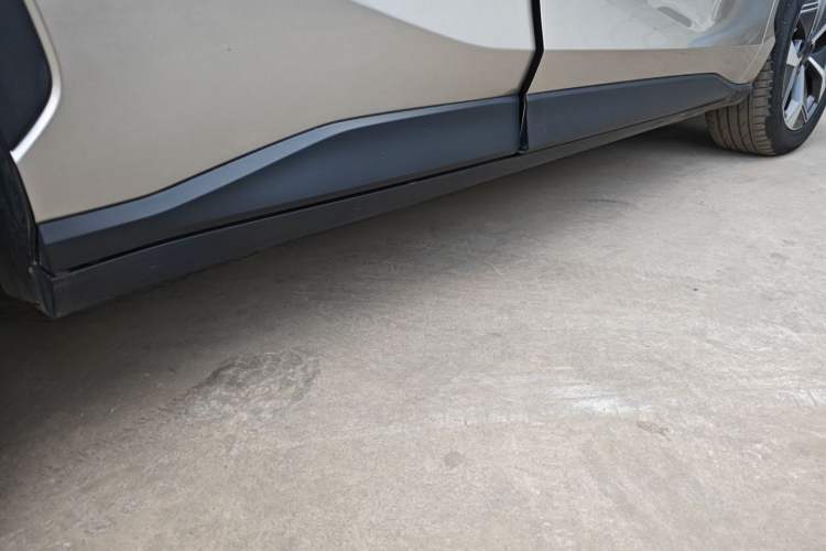 Used AION V 2024 Plus 70 Star Edition Lithium Iron Phosphate Right Side Sill