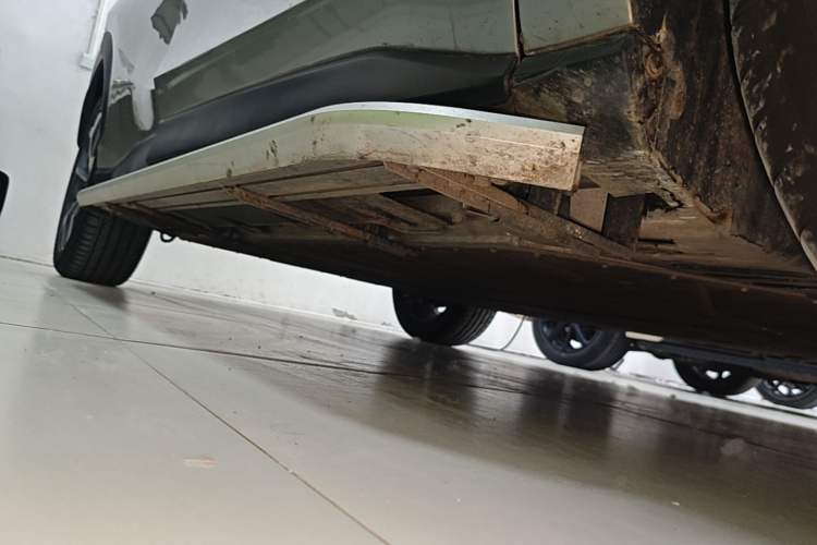 Used AION V 2024 Plus 70 Star Edition Lithium Iron Phosphate Right Side Sill