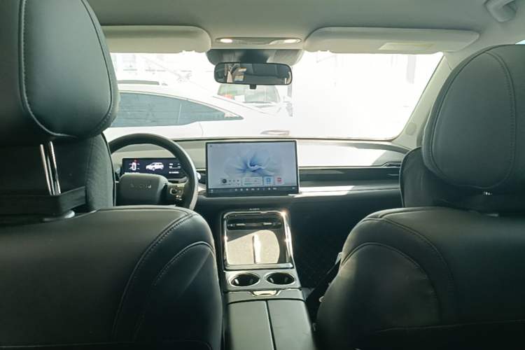 Used AION V 2024 Aion Tyrannosaurus 650 Smart Luxury Edition Center Console