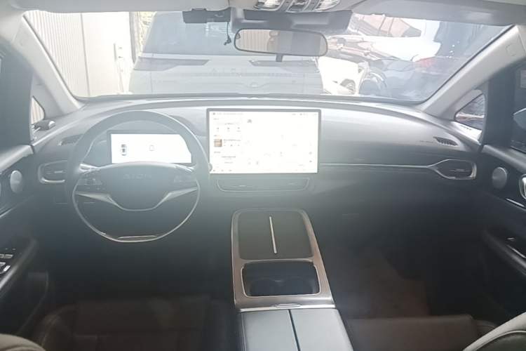 Used AION V 2024 Plus 70 Ultra-Charging Version Ternary Lithium Center Console