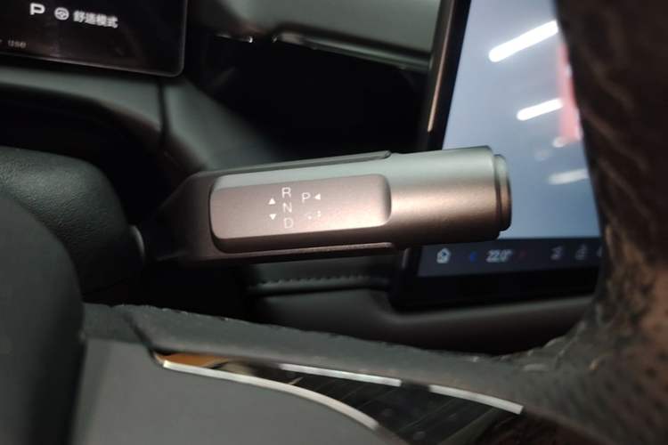 Used AION V 2024 Aion Tyrannosaurus 650 Smart Premium Edition Gear Lever