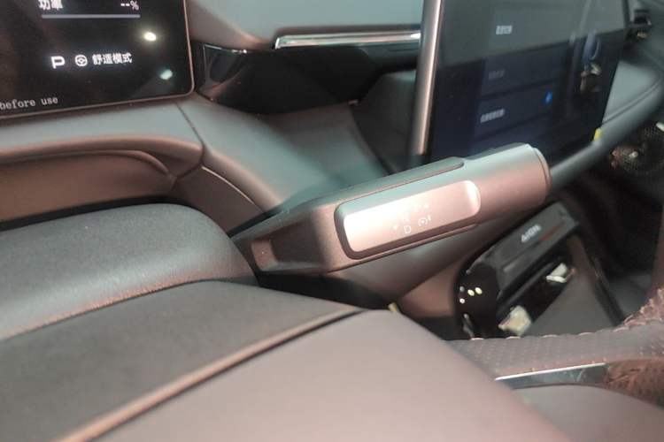 Used AION V 2024 Aion Tyrannosaurus 650 Smart Premium Edition Gear Lever