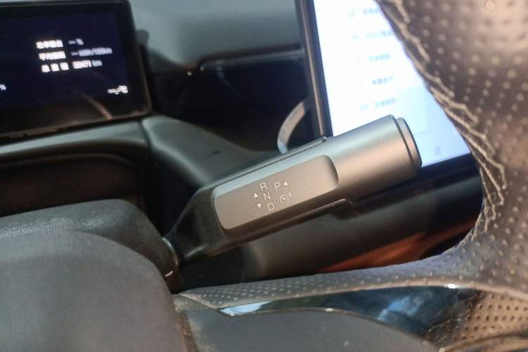 Used AION V 2024 Aion Tyrannosaurus 650 Smart Premium Edition Gear Lever