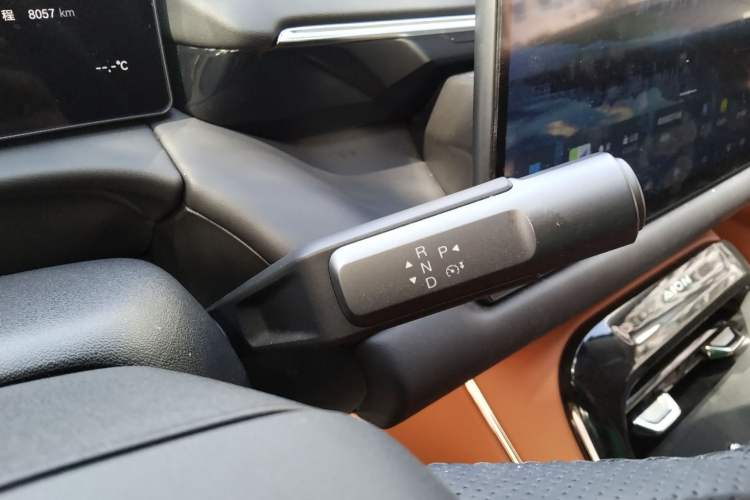 Used AION V 2024 Aion Tyrannosaurus 650 Smart Luxury Edition Gear Lever