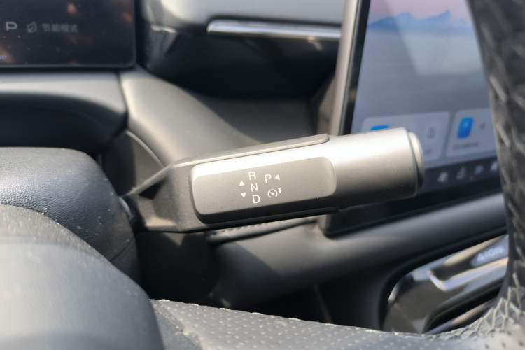 Used AION V 2024 Aion Tyrannosaurus 650 Smart Luxury Edition Gear Lever