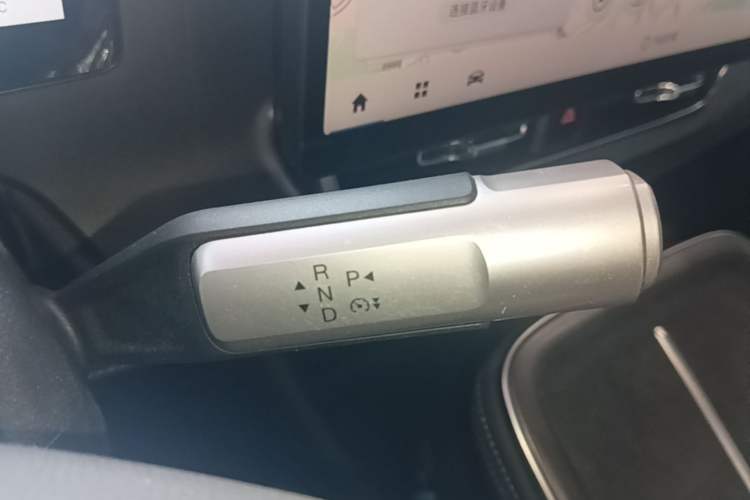 Used AION V 2024 Plus 70 Ultra-Charging Version Ternary Lithium Gear Lever