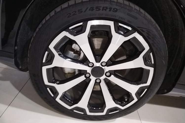 Used AION V 2024 Aion Tyrannosaurus 650 LiDAR Edition Left Front Wheel Hub
