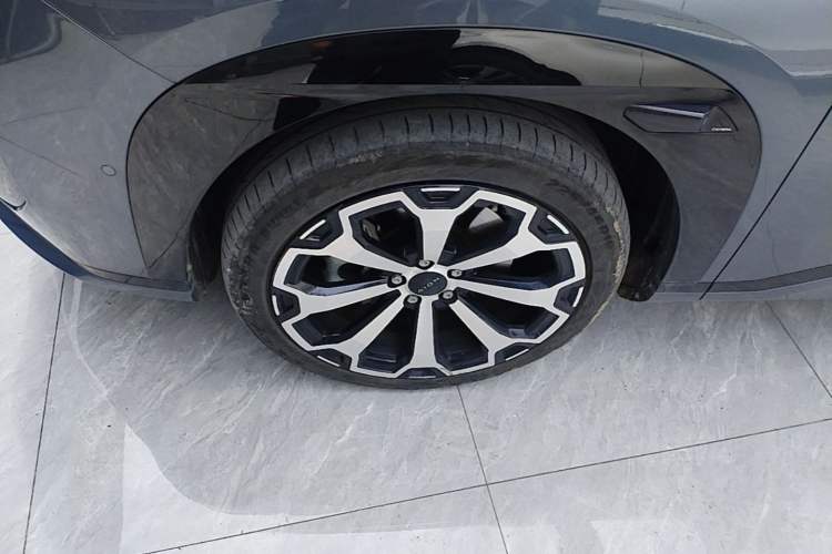 Used AION V 2024 Aion Tyrannosaurus 650 LiDAR Edition Left Front Wheel Hub