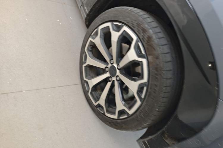 Used AION V 2024 Aion Tyrannosaurus 650 LiDAR Edition Right Front Wheel Hub