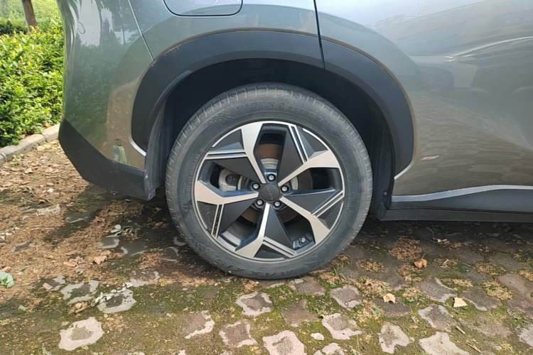 Used AION V 2024 Plus 70 Tech Edition Lithium Iron Phosphate Right Rear Wheel Hub