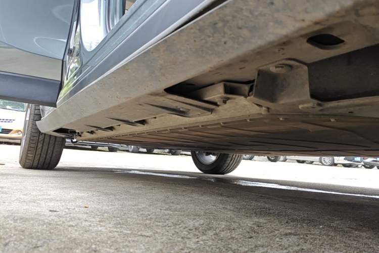 Used AION V 2024 Plus 70 Star Edition Lithium Iron Phosphate Right Side Sill