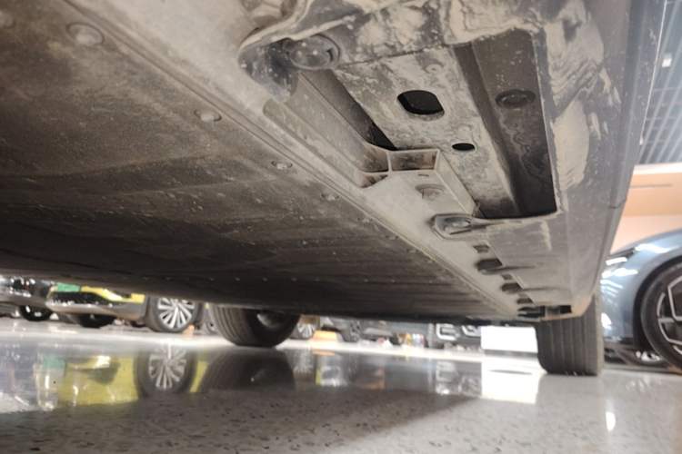 Used AION V 2024 Plus 70 Star Edition Lithium Iron Phosphate Right Side Sill
