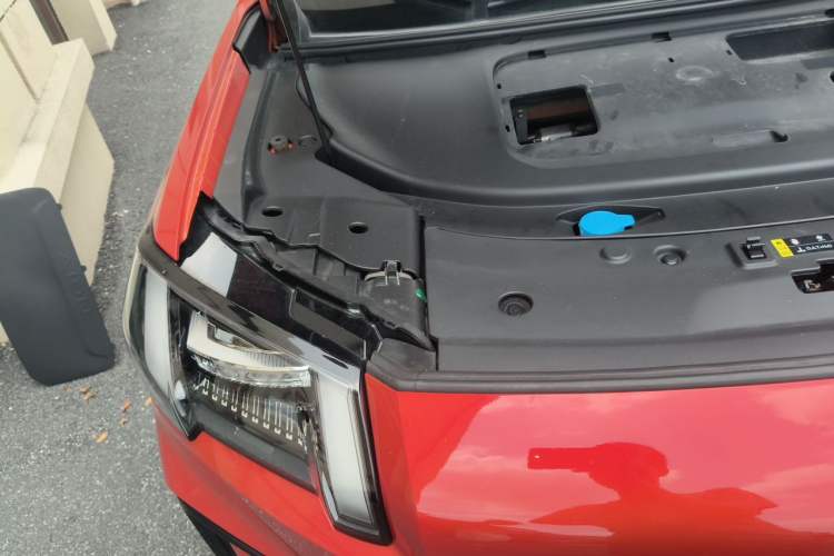 Used AION V 2024 Aion Tyrannosaurus 650 Smart Premium Edition Engine Bay Right