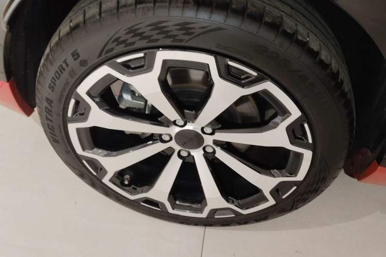Used AION V 2024 Aion Tyrannosaurus 650 LiDAR Edition Right Rear Wheel Hub