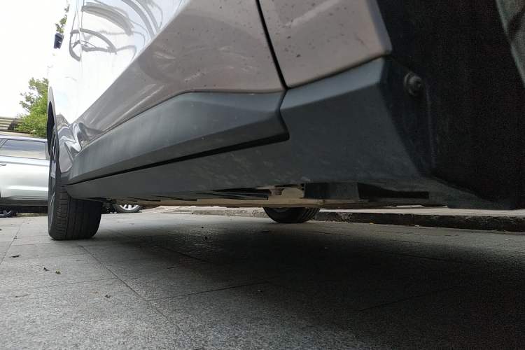 Used AION V 2024 Plus 70 Star Edition Lithium Iron Phosphate Right Side Sill