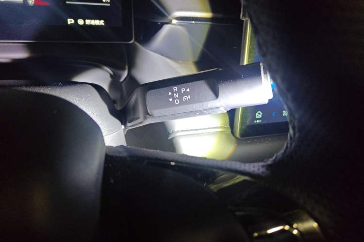 Used AION V 2024 Aion Tyrannosaurus 650 Smart Premium Edition Gear Lever