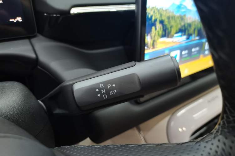 Used AION V 2024 Aion Tyrannosaurus 650 LiDAR Edition Gear Lever