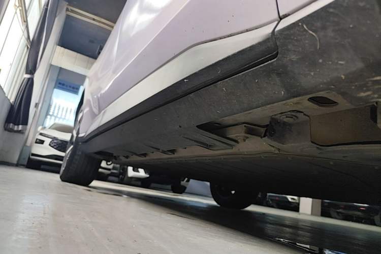 Used AION V 2024 Plus 70 Star Edition Lithium Iron Phosphate Right Side Sill