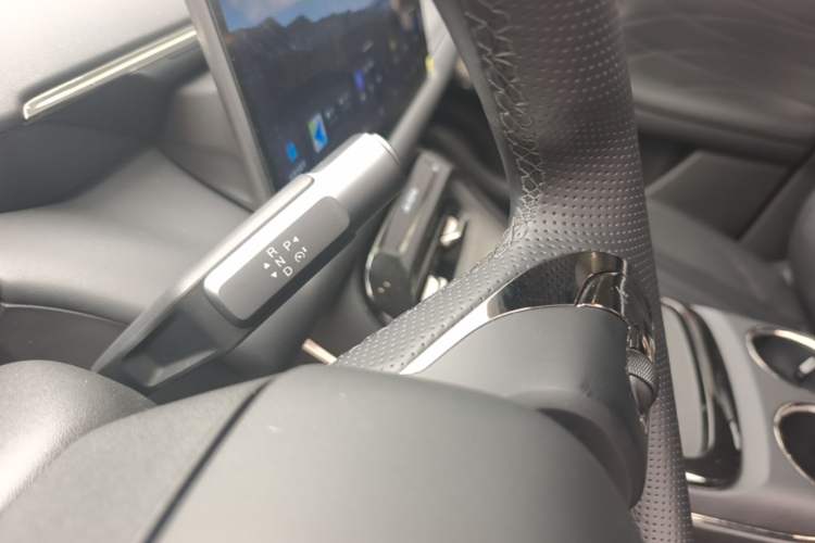 Used AION V 2024 Aion Tyrannosaurus 650 Smart Premium Edition Gear Lever