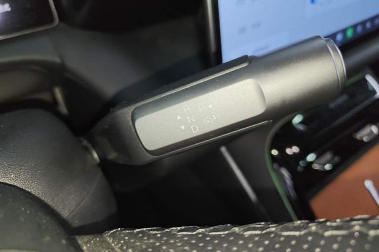 Used AION V 2024 Aion Tyrannosaurus 650 Smart Premium Edition Gear Lever