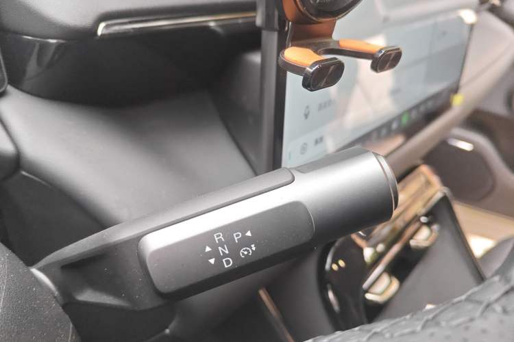 Used AION V 2024 Aion Tyrannosaurus 650 Smart Luxury Edition Gear Lever