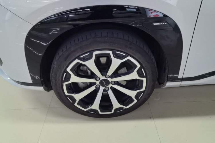 Used AION V 2024 Aion Tyrannosaurus 650 Smart Luxury Edition Left Front Wheel Hub