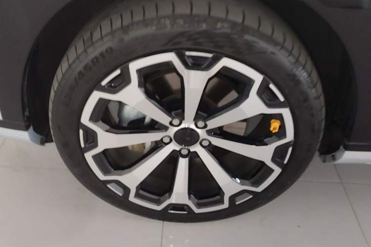 Used AION V 2024 Aion Tyrannosaurus 650 LiDAR Edition Left Front Wheel Hub