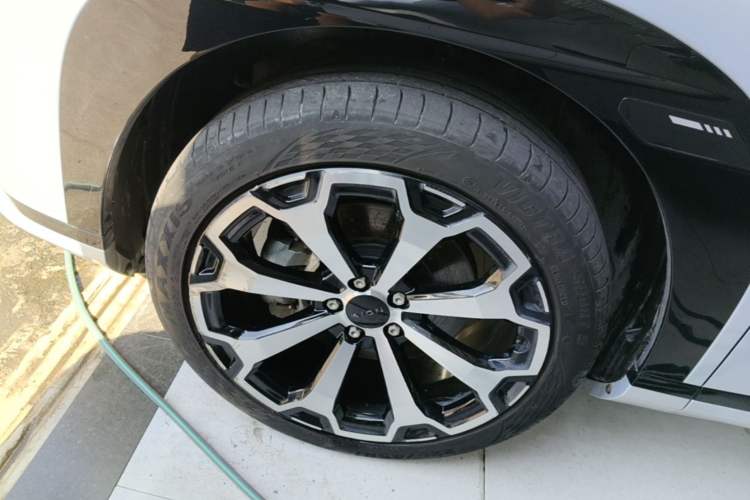 Used AION V 2024 Aion Tyrannosaurus 650 Smart Luxury Edition Left Front Wheel Hub