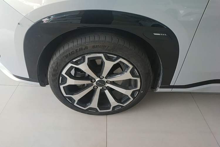 Used AION V 2024 Aion Tyrannosaurus 520 Intelligent Premium Edition Left Front Wheel Hub