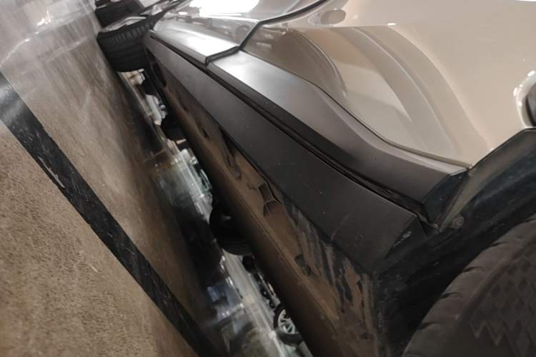Used AION V 2024 Plus 70 Tech Edition Lithium Iron Phosphate Left Side Sill