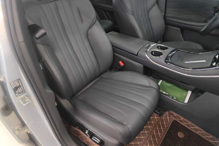 Used AION V 2024 Aion Tyrannosaurus 650 Smart Premium Edition Right Front Seat